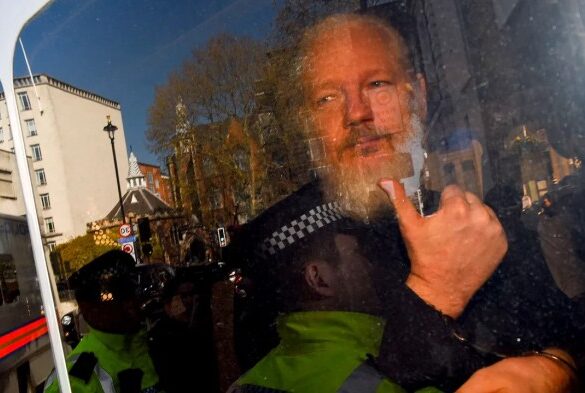 Julian assange extradition us uk wikileaks espionage hacking charges