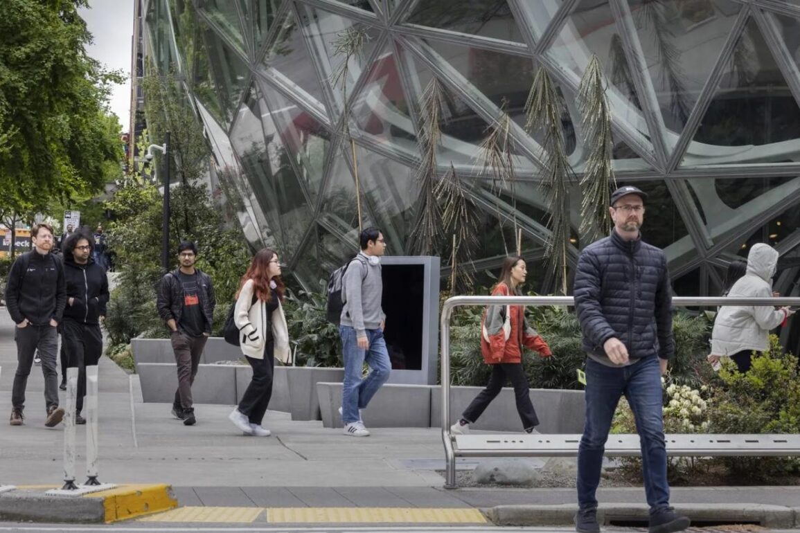 Amazon job cut seattle hq global operations
