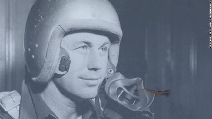 Chuck yeager test pilot who first broke sound barrier dies at age 97