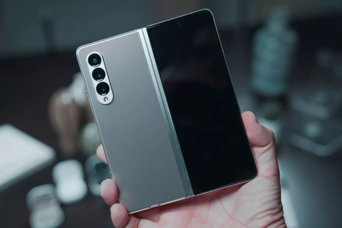 Can you remove the built in screen protector on the galaxy z flip 4 or z fold 4