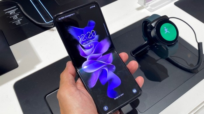 How To Customize The Lockscreen On Your Samsung Galaxy Z Flip4 How theme customize samsung galaxy phone