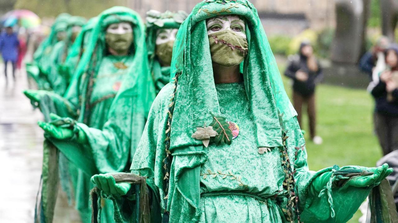 Climate protesters protests rebellion extinction world public take york streets times spaces value demonstrations london around place berlin paris London underground tube wi fi down shut off protests extinction rebellion