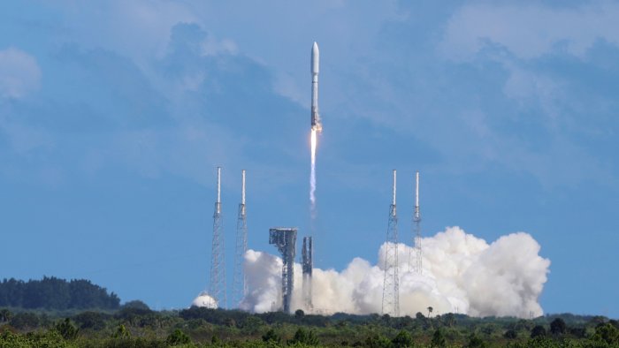 Watch amazons first project kuiper internet satellites launch maybe