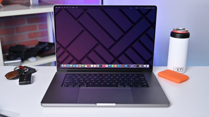 Apple 16 inch macbook pro motorola razr disney plus launch vergecast podcast 379