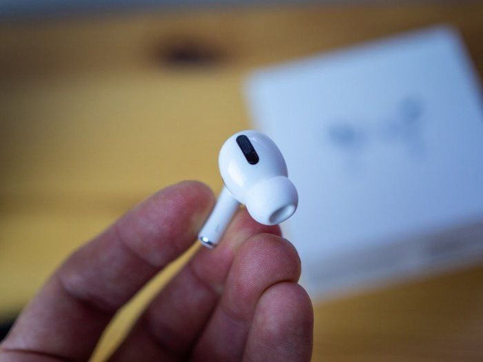 Wf sp800n xb700 hooks ear earbuds comparing Sony wf sp800n vs airpods pro