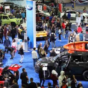 Chrysler 300 performance teaser detroit auto show