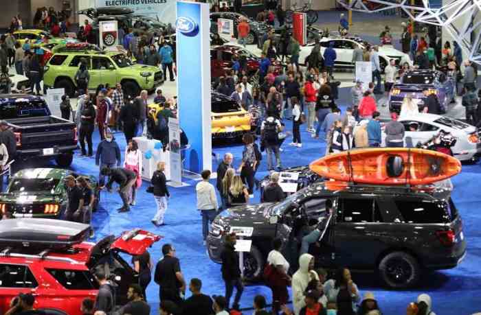 Chrysler 300 performance teaser detroit auto show