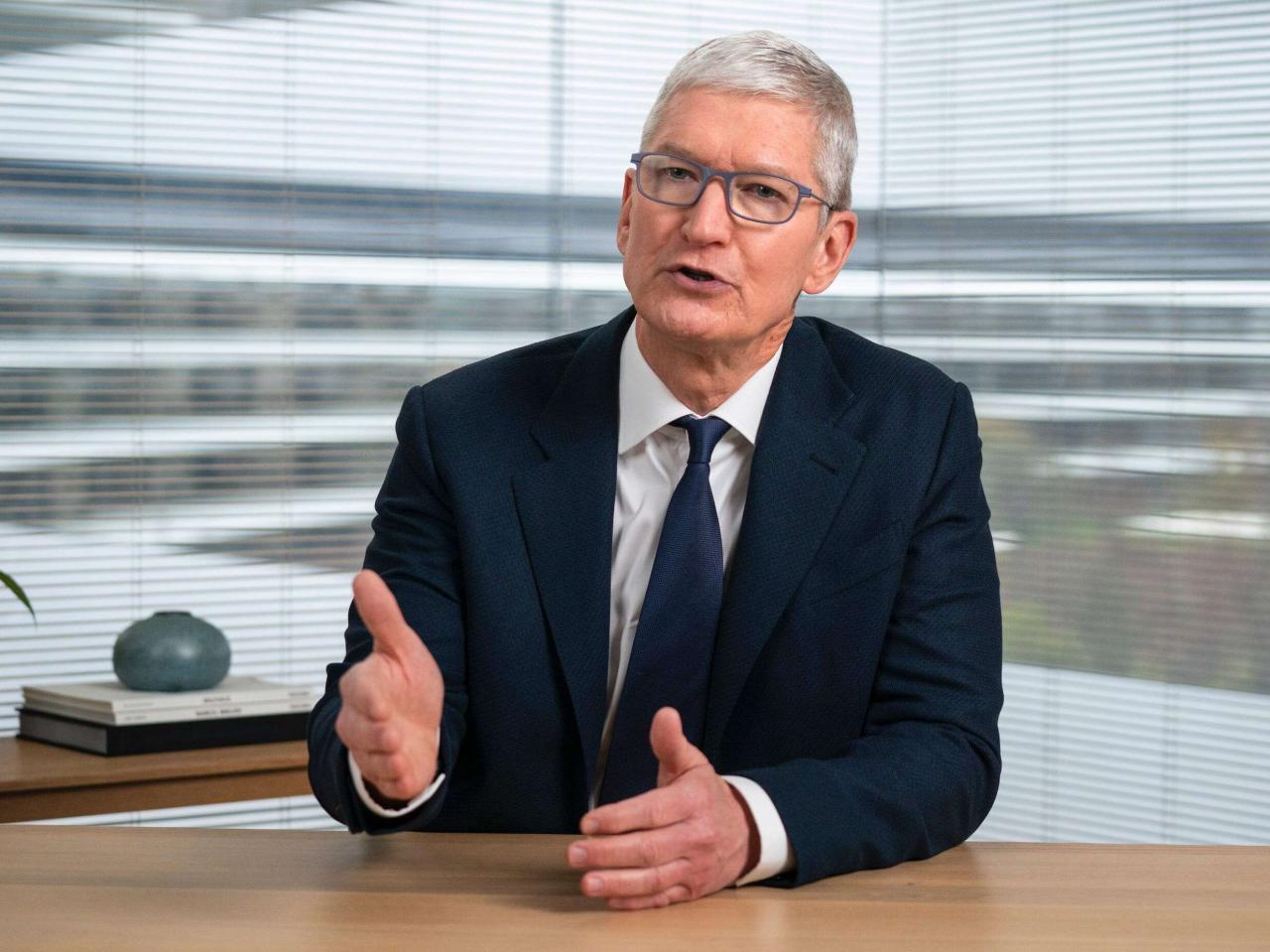 Apple CEO Tim Cook gives 50,000 of his Apple shares to an undisclosed ... Tim cook apple ten years decade steve jobs legacy