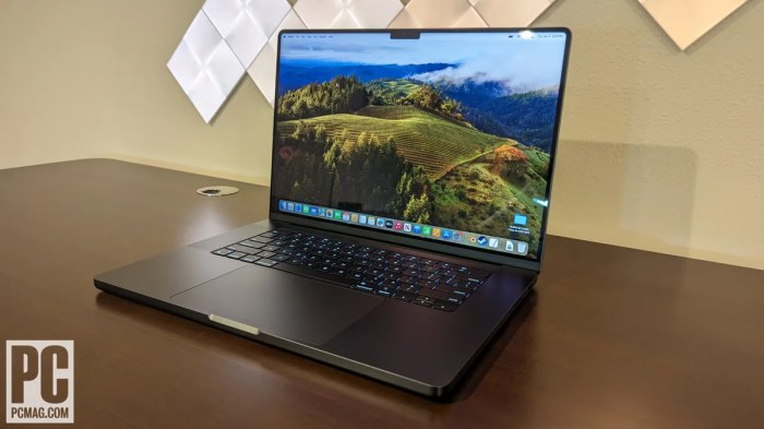 Apple 16 inch macbook pro motorola razr disney plus launch vergecast podcast 379