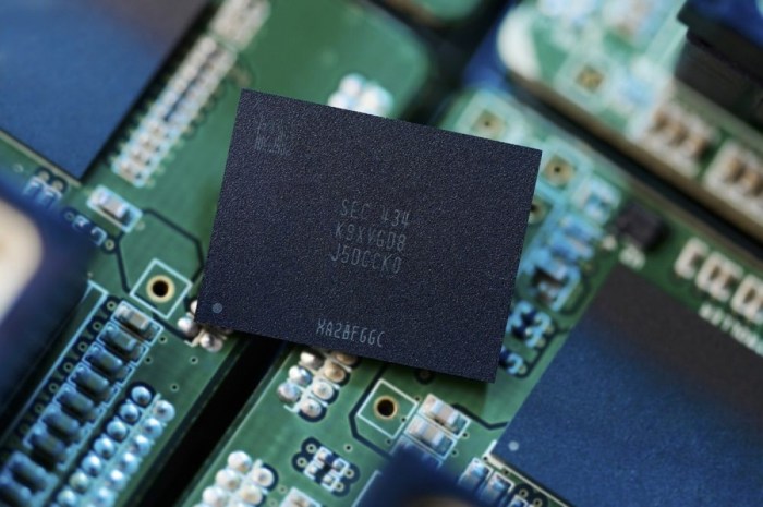 Samsung 4tb ssd qlc storage mass production