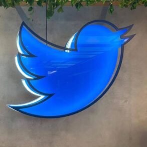 Twitter upvote downvote test better tweets