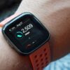 Fitbit versa 4 vs apple watch series 8