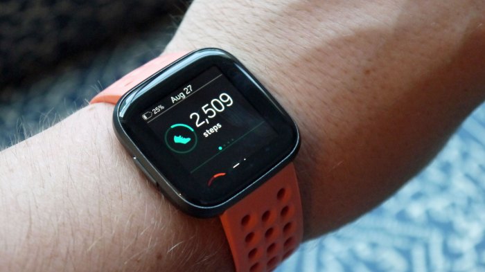 Fitbit versa 4 vs apple watch series 8