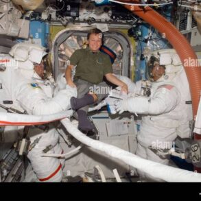 Nasa livestream astronauts launch iss peggy whitson female commander