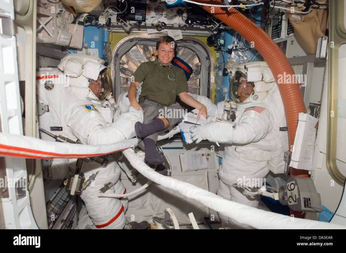 Nasa livestream astronauts launch iss peggy whitson female commander